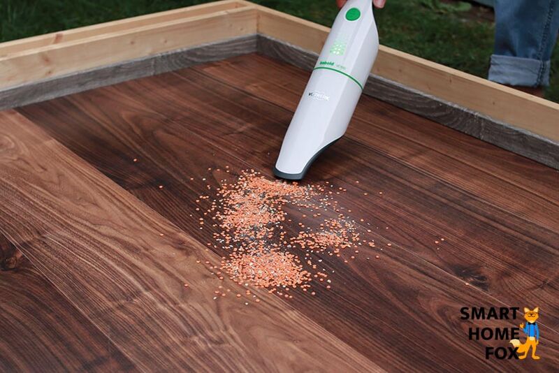 На картинке можно увидеть, как ручной пылесос всасывает грязь